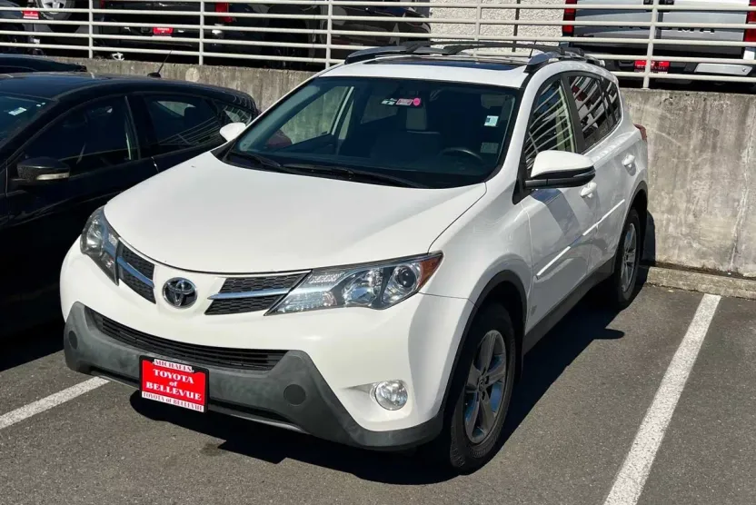 2015 Toyota RAV4 XLE photo 1