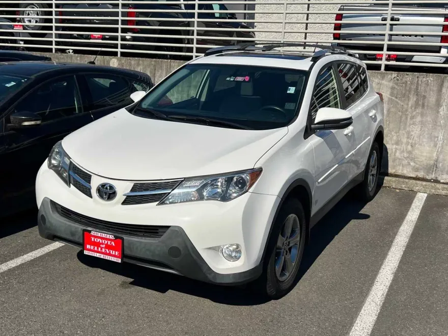 2015 Toyota RAV4 XLE photo 1