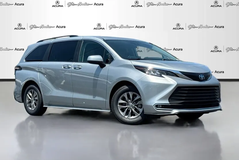 2023 Toyota Sienna XLE photo 1
