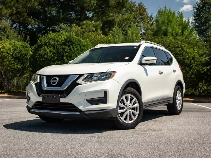 2017 Nissan Rogue SV photo 1