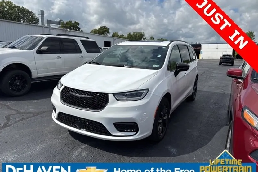 2023 Chrysler Pacifica Limited photo 1