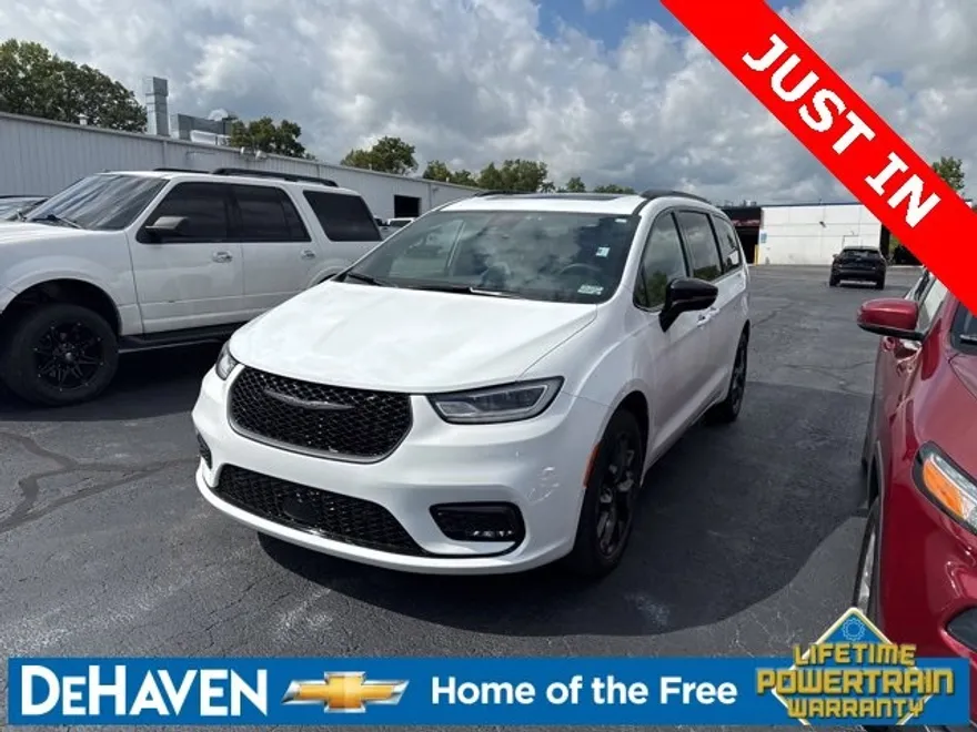 2023 Chrysler Pacifica Limited photo 1