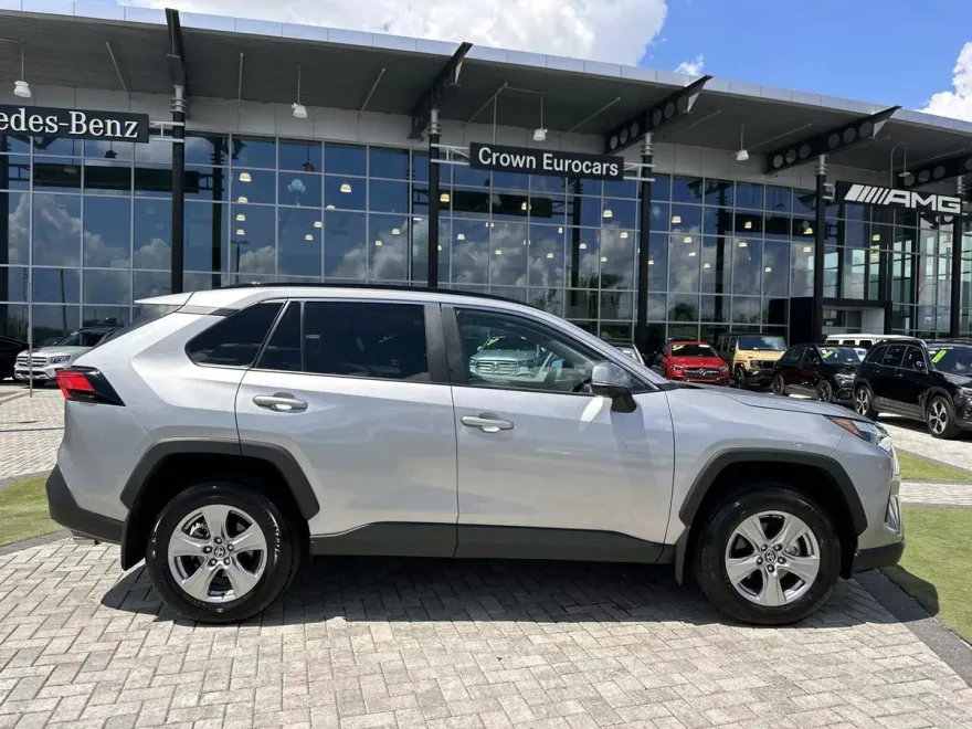 2025 Toyota RAV4 XLE photo 1