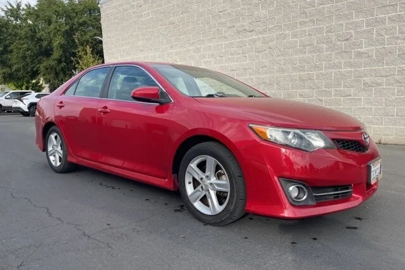 2014 Toyota Camry SE photo 1