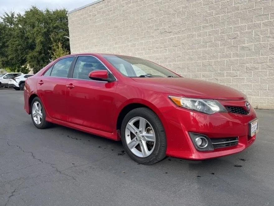 2014 Toyota Camry SE photo 1