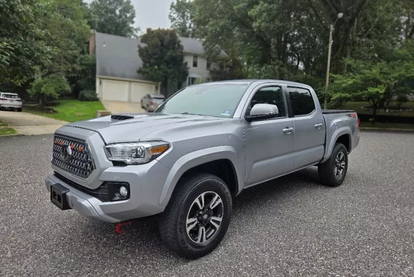 2019 Toyota Tacoma TRD Sport Double Cab V6 photo 1