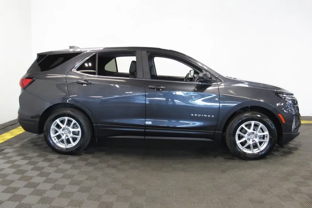 2022 Chevrolet Equinox LT photo 1