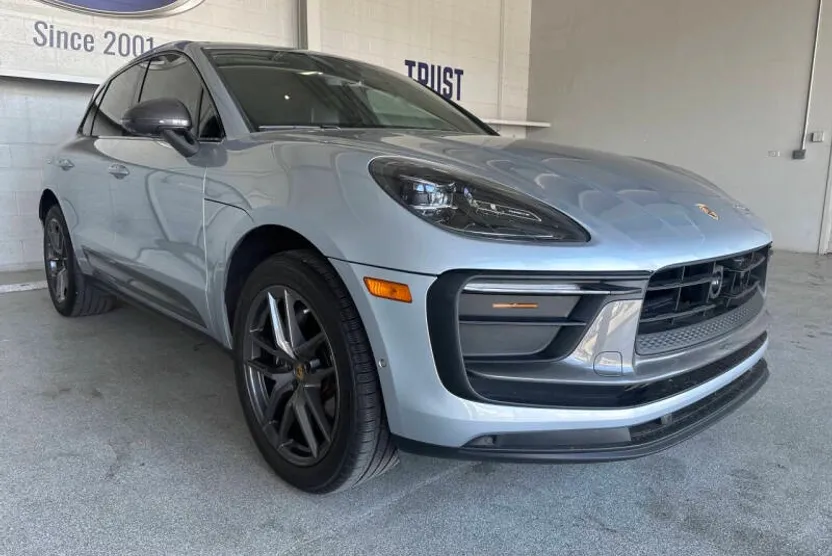 2023 Porsche Macan T photo 1