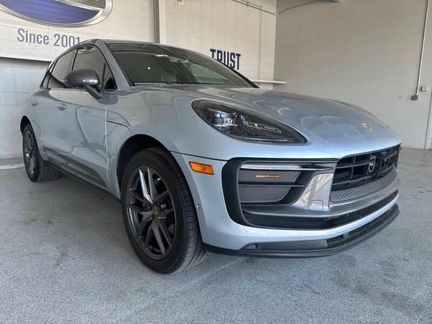 2023 Porsche Macan T photo 1