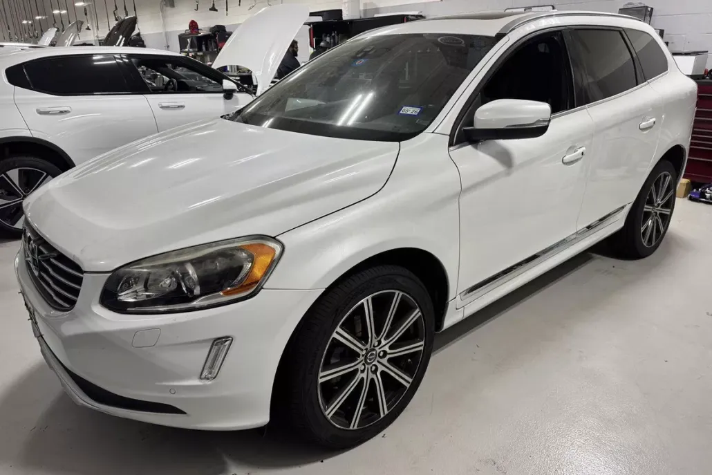 2015 Volvo XC60 T6 Drive-E Platinum photo 1
