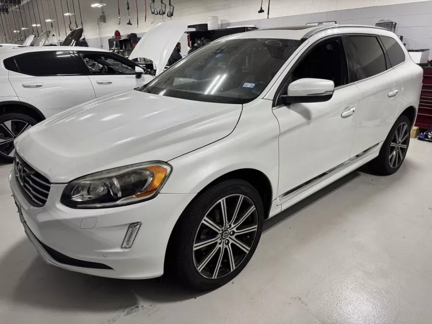 2015 Volvo XC60 T6 Drive-E Platinum photo 1