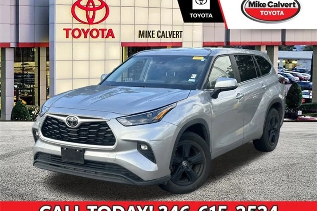 2023 Toyota Highlander LE photo 1