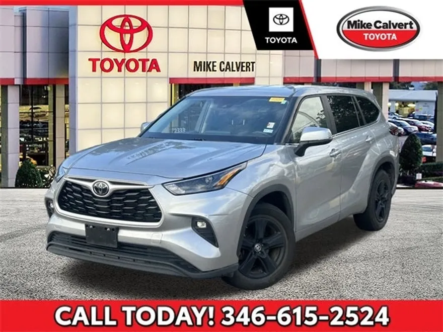 2023 Toyota Highlander LE photo 1