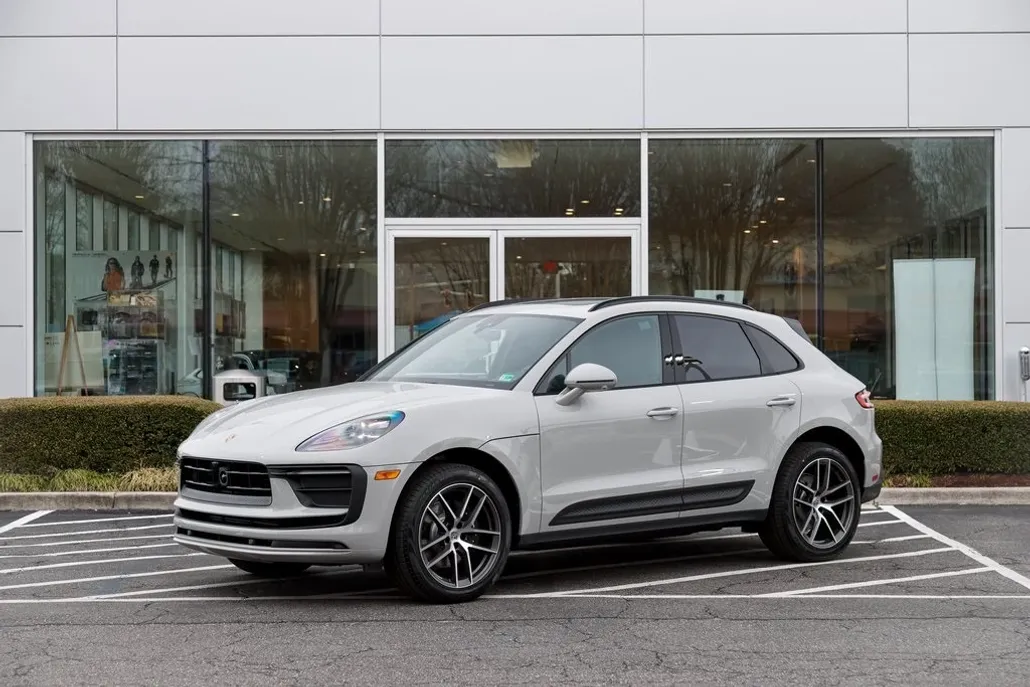 2025 Porsche Macan T photo 1