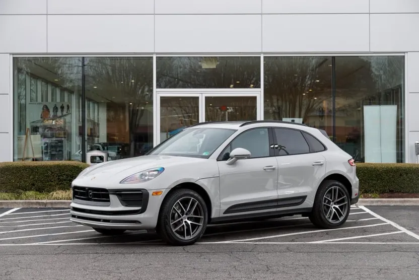 2025 Porsche Macan T photo 1