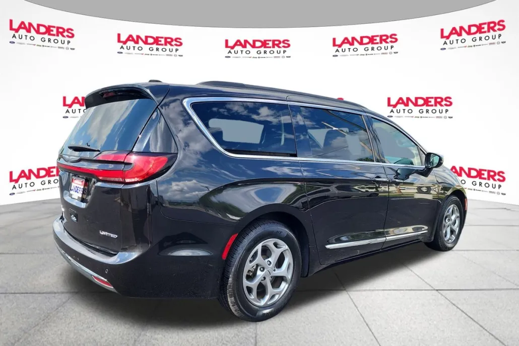 2023 Chrysler Pacifica Limited photo 1