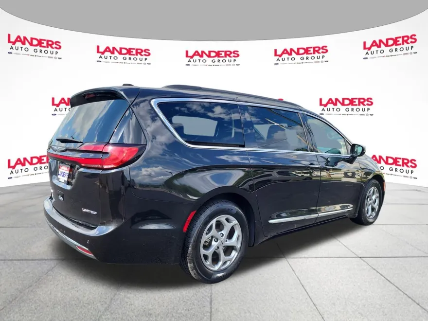 2023 Chrysler Pacifica Limited photo 1