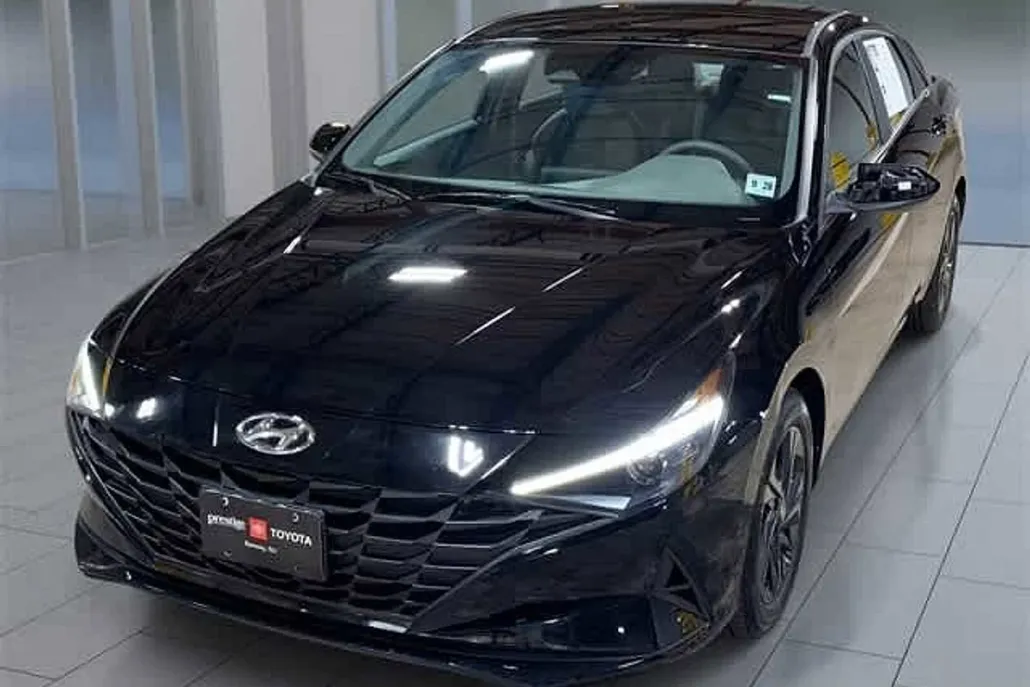 2023 Hyundai Elantra SEL photo 1