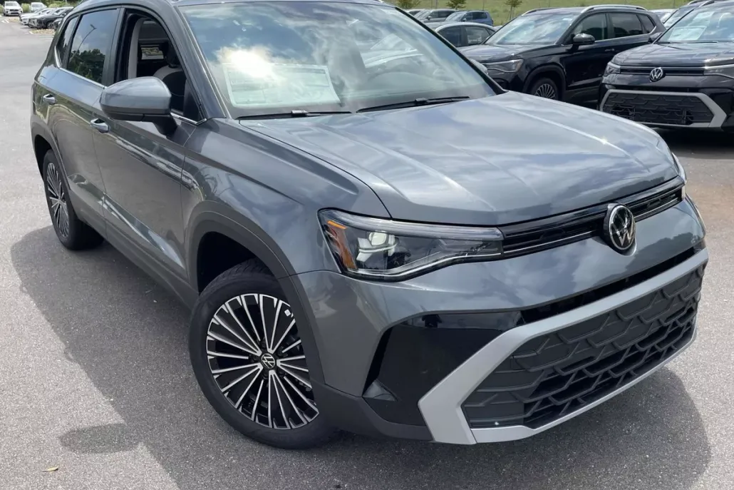 2025 Volkswagen Taos SE photo 1