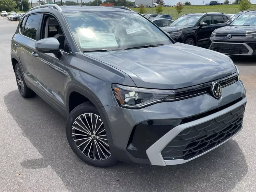 2025 Volkswagen Taos SE photo 1