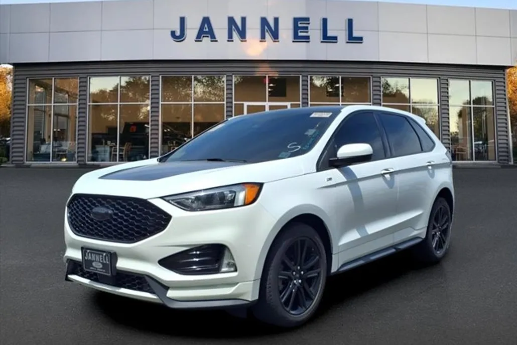 2022 Ford Edge SEL photo 1
