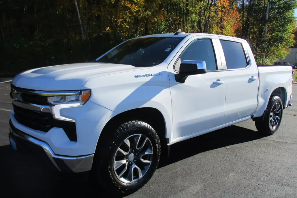 2022 Chevrolet Silverado LT photo 1