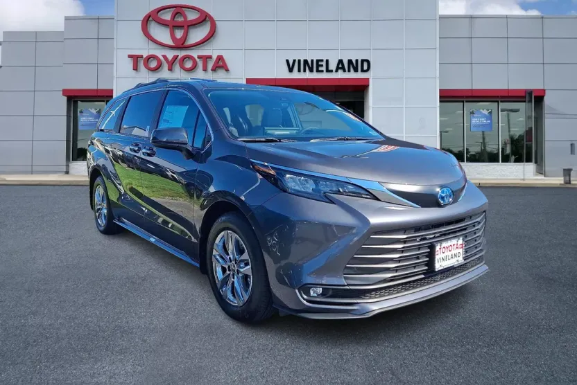 2025 Toyota Sienna XLE photo 1
