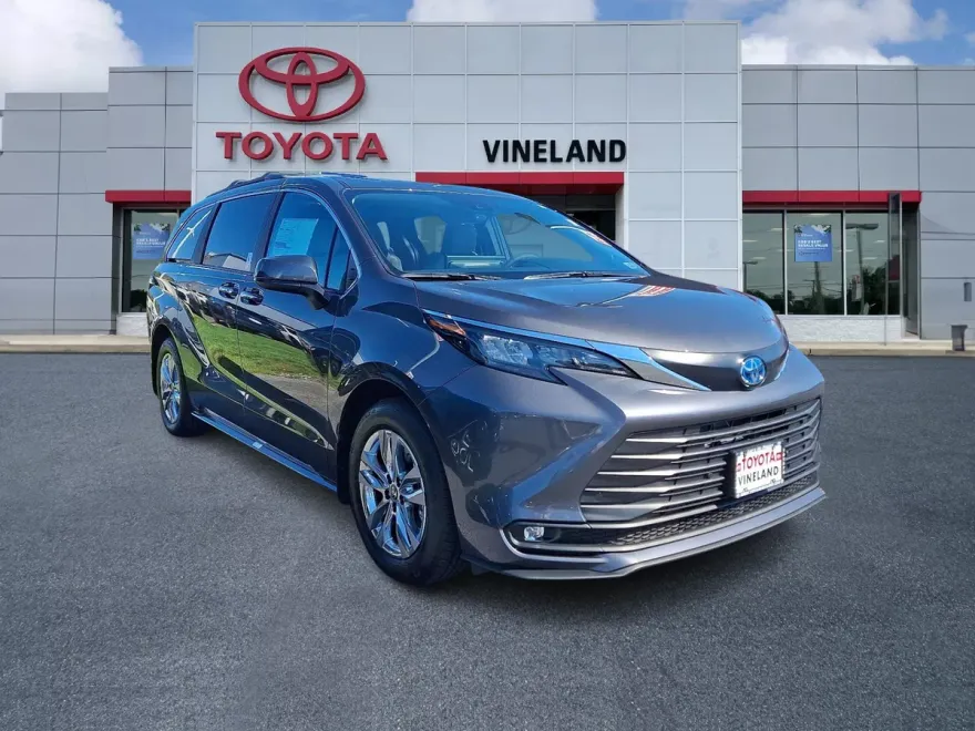2025 Toyota Sienna XLE photo 1