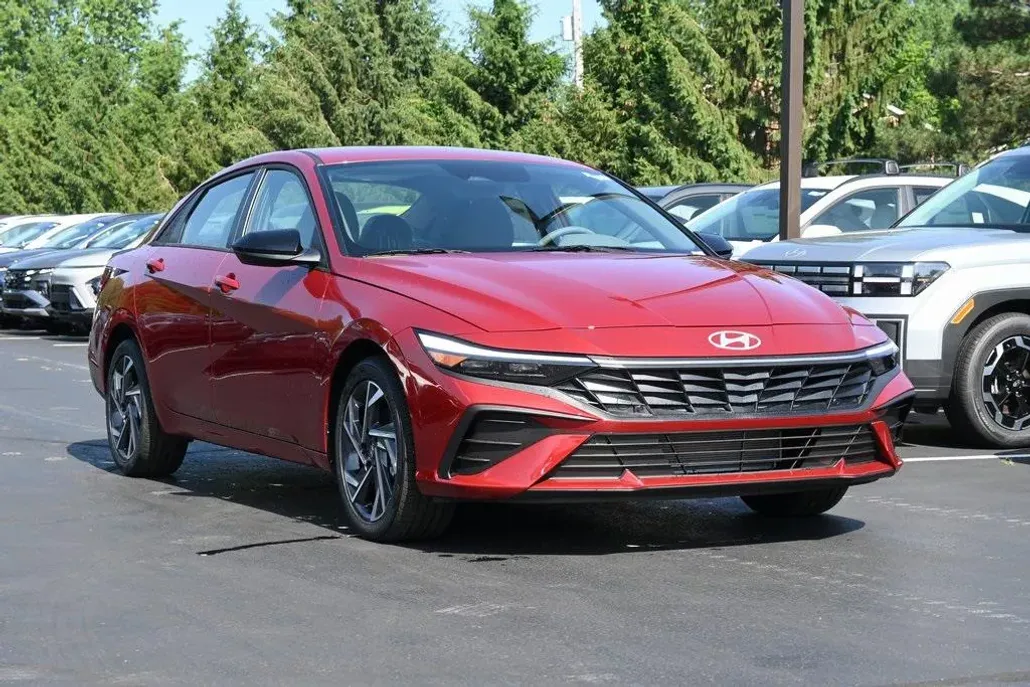 2025 Hyundai Elantra SEL Sport photo 1