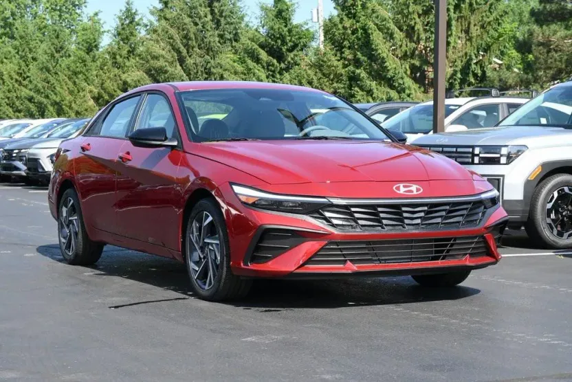 2025 Hyundai Elantra SEL Sport photo 1