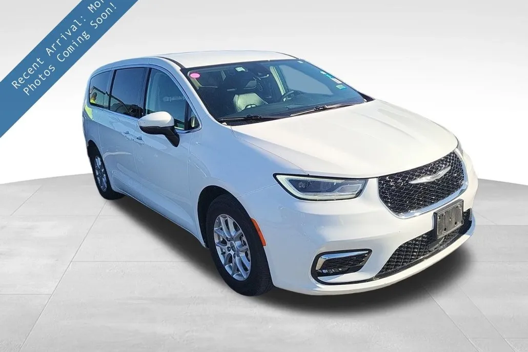 2023 Chrysler Pacifica Touring L photo 1