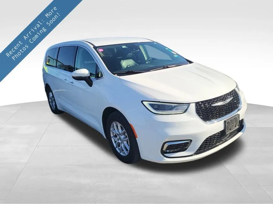 2023 Chrysler Pacifica Touring L photo 1