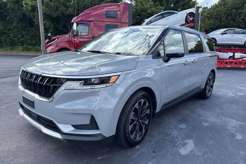 2024 Kia Carnival EX photo 1
