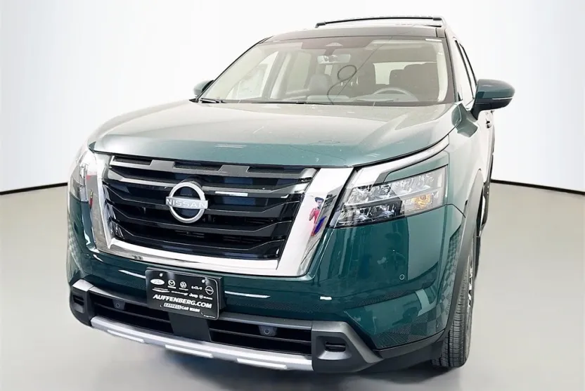 2025 Nissan Pathfinder Platinum photo 1
