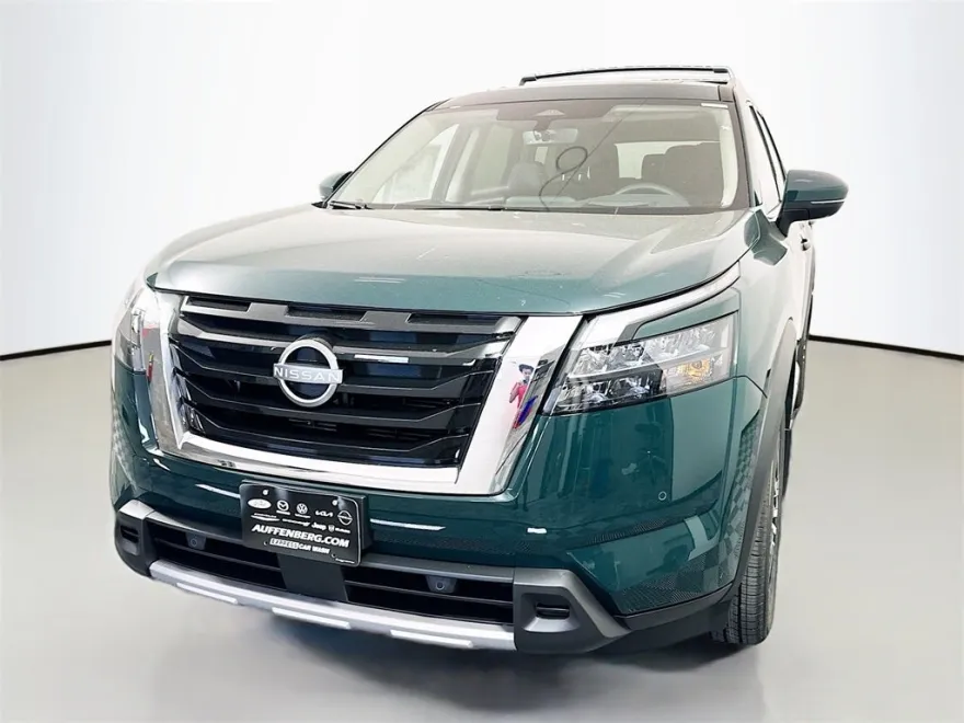 2025 Nissan Pathfinder Platinum photo 1