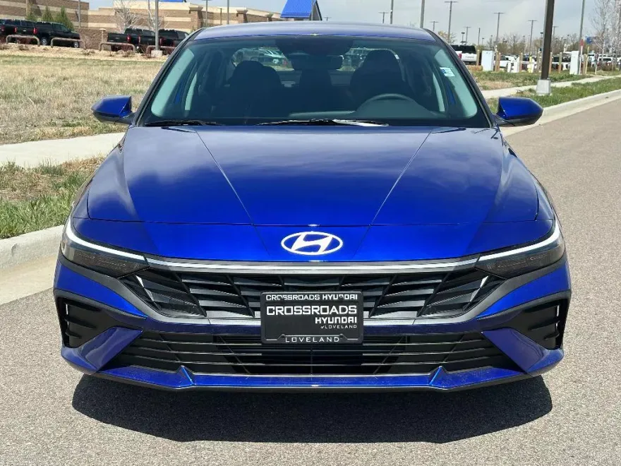 2025 Hyundai Elantra SE photo 2