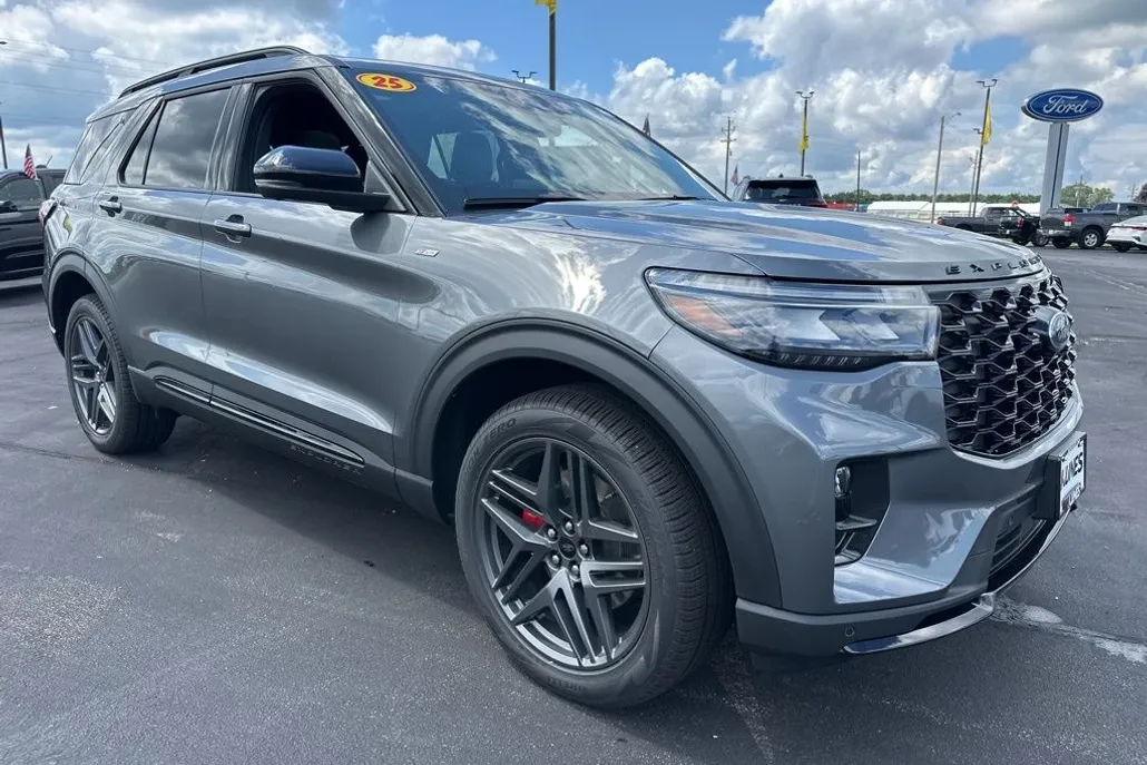 2025 Ford Explorer ST-Line photo 1