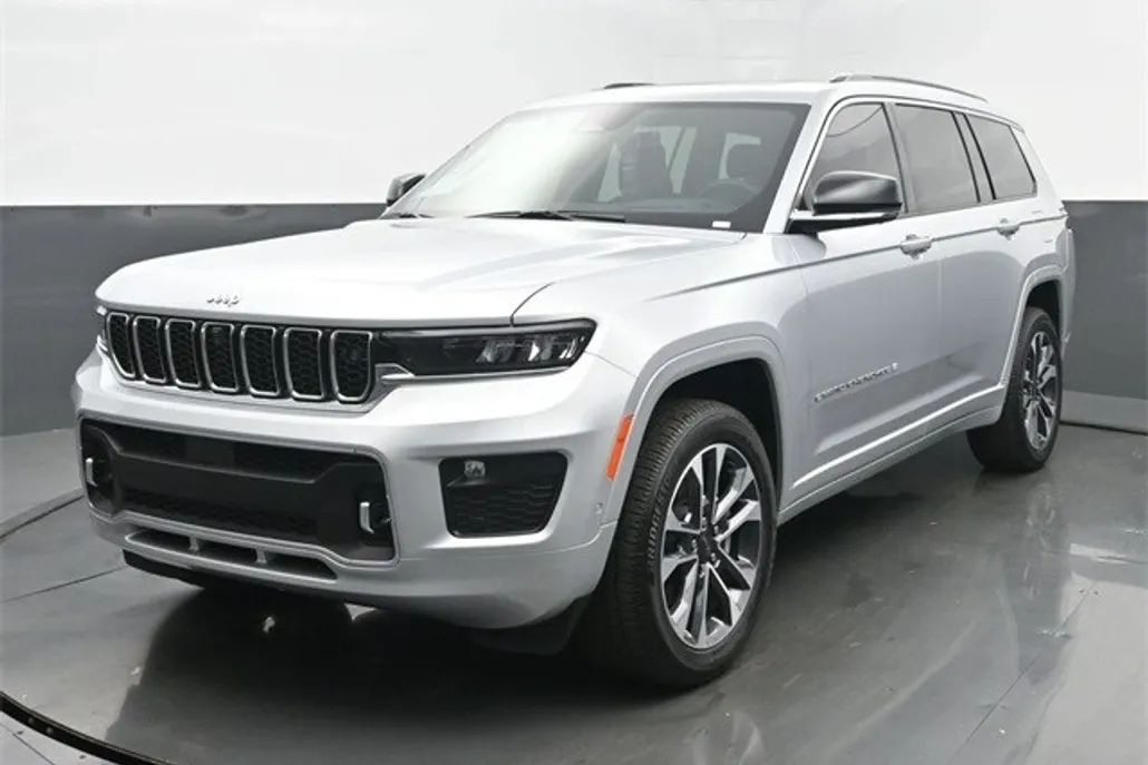 2025 Jeep Grand Cherokee Overland photo 1
