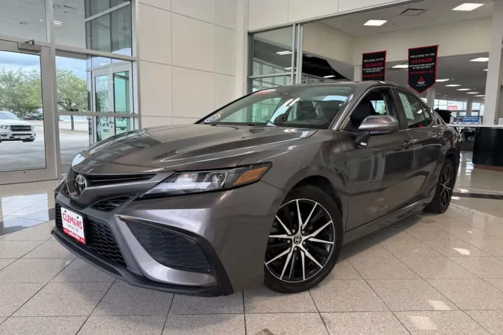 2021 Toyota Camry SE photo 1