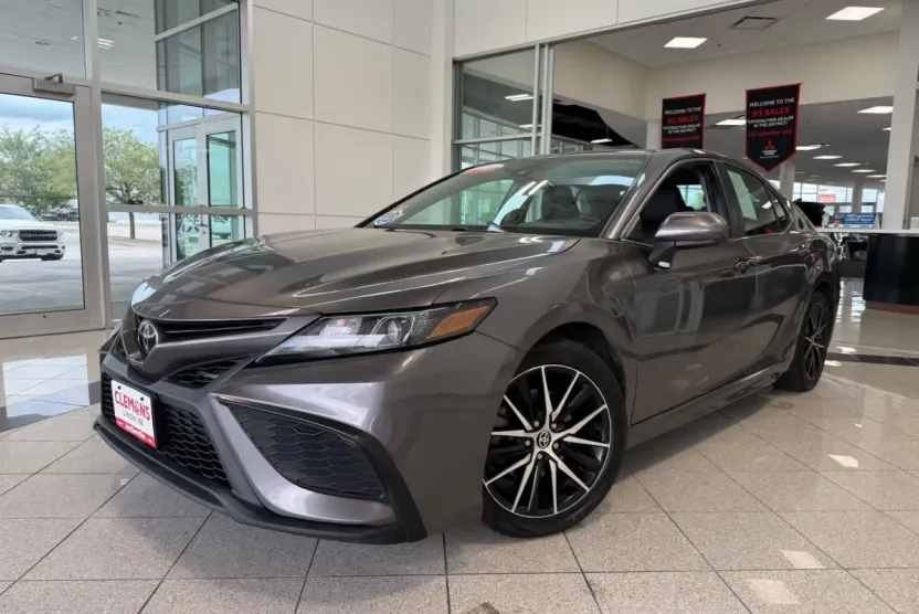 2021 Toyota Camry SE photo 1