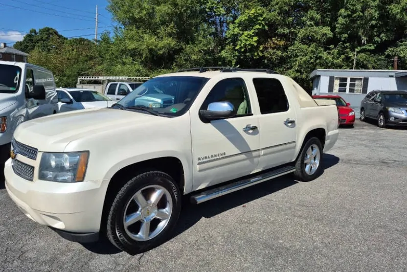 2012 Chevrolet Avalanche LTZ photo 1