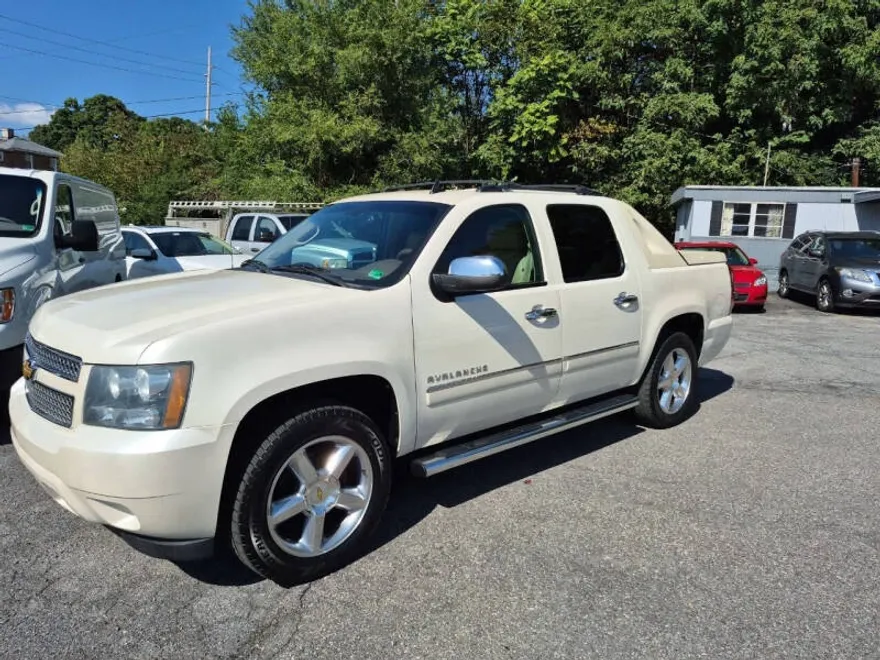 2012 Chevrolet Avalanche LTZ photo 1