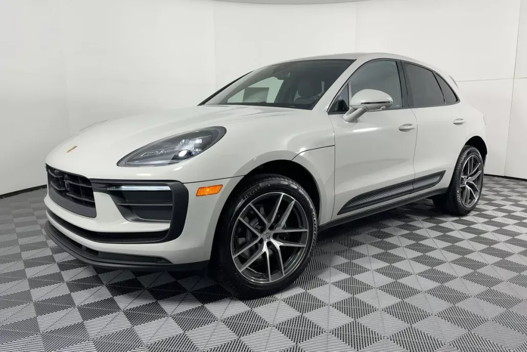 2026 Porsche Macan T photo 1
