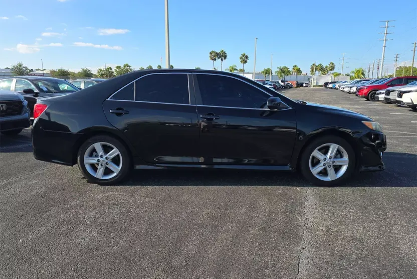 2013 Toyota Camry SE photo 1
