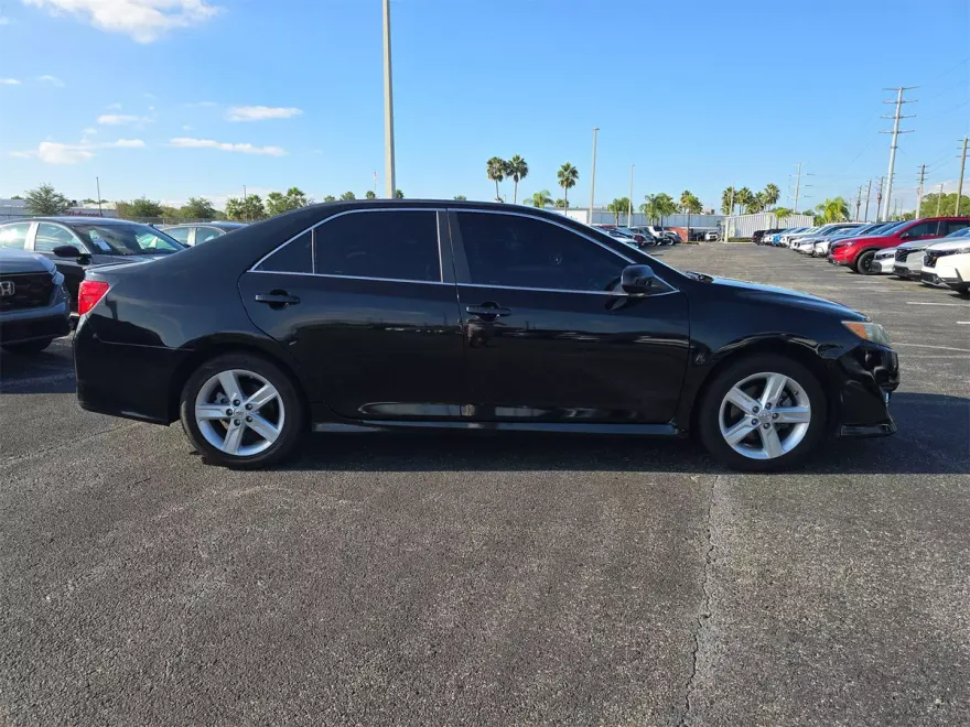 2013 Toyota Camry SE photo 1
