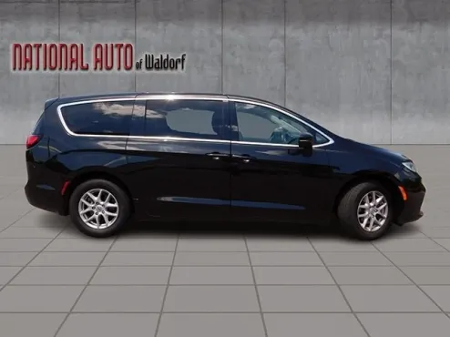 2023 Chrysler Pacifica Touring L photo 4