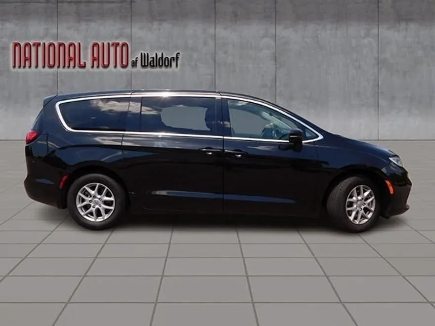 2023 Chrysler Pacifica Touring L photo 4