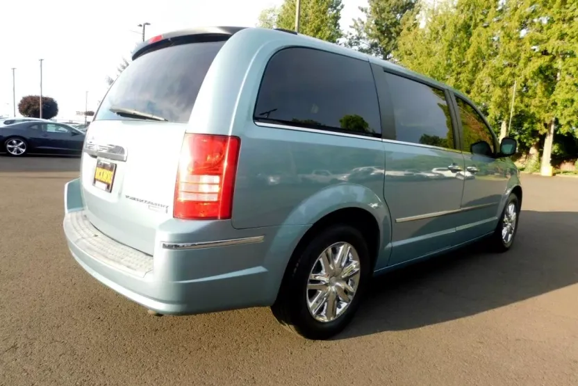 2008 Chrysler Town & Country Limited photo 1