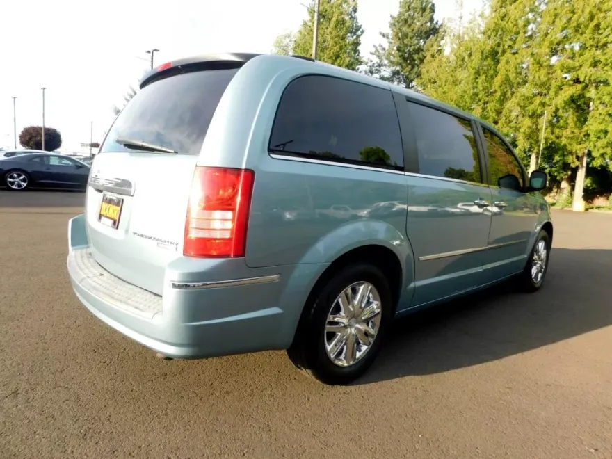 2008 Chrysler Town & Country Limited photo 1