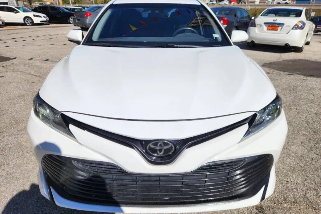 2018 Toyota Camry LE photo 1